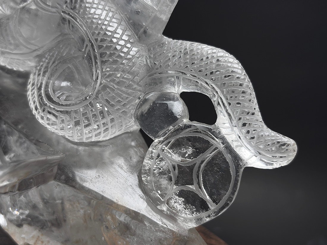 水晶 へび彫刻 (木製台座付き)