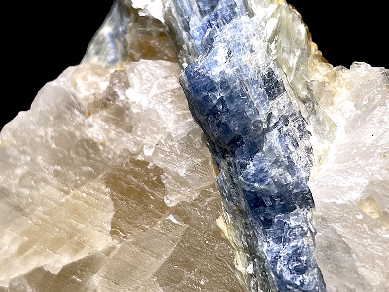 ブラジル産 カイヤナイト