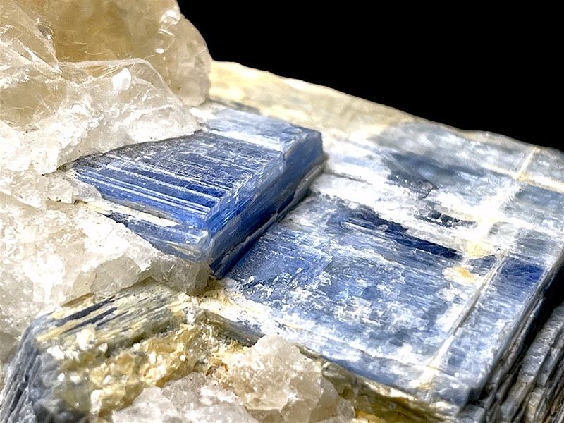 レア品　透明感　天然無処理　天然石カイヤナイト約13.3㍉ カイヤナイト(藍晶石) 原石 27.0g｜天然石 通販キラリ石