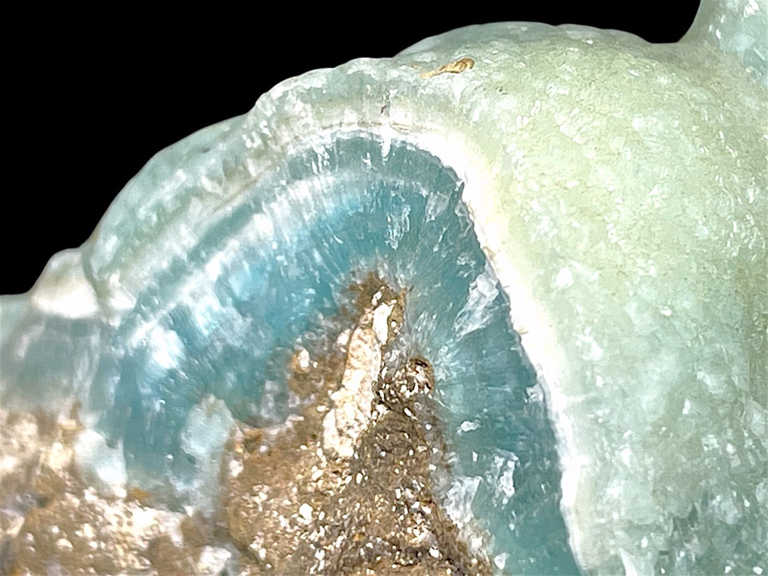 雲南省産ヘミモルファイト/Hemimorphite (異極鉱) (木製台座付き)