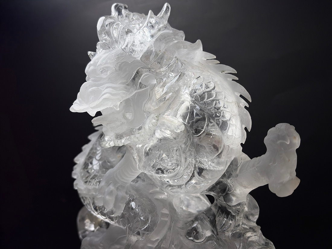 水晶 龍彫刻 (木製台座付き)