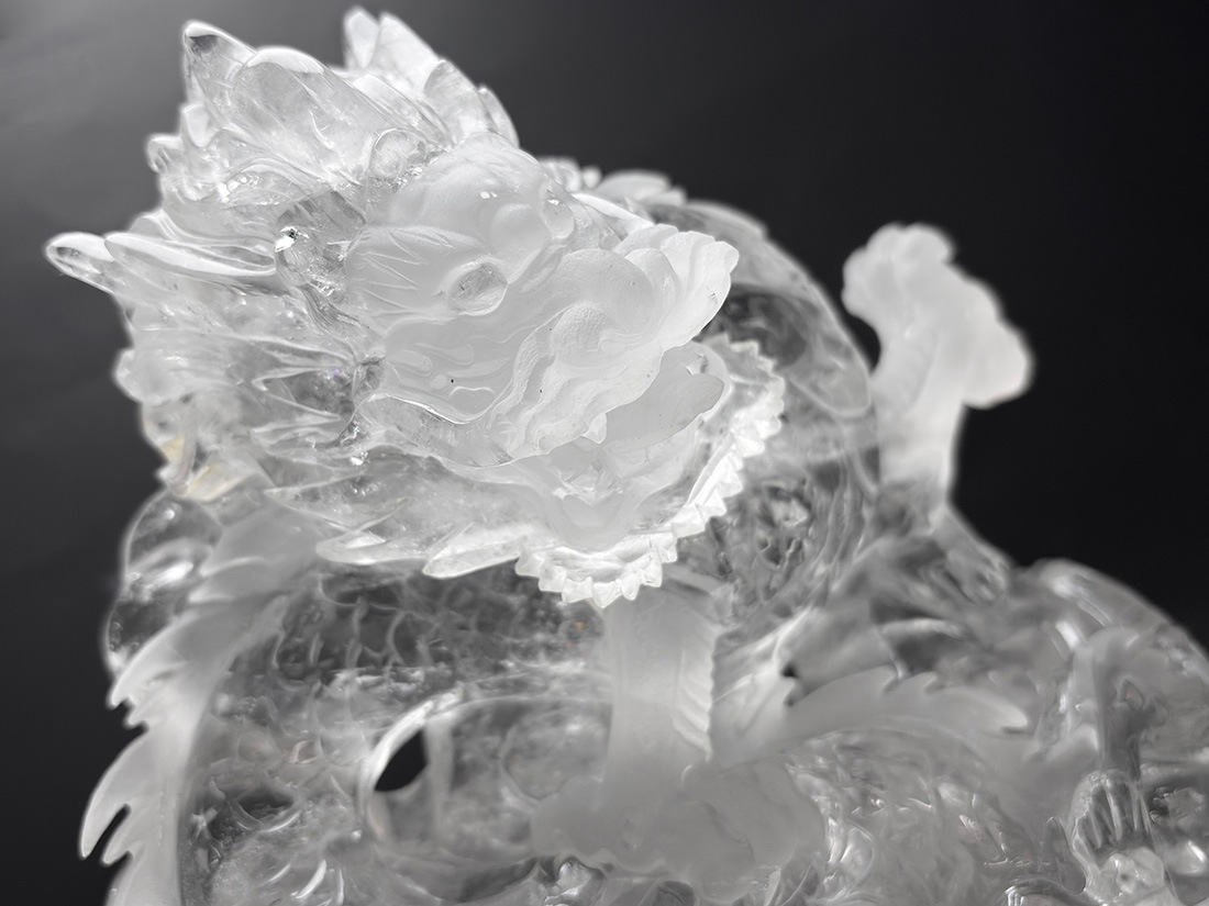 水晶 龍彫刻 (木製台座付き)