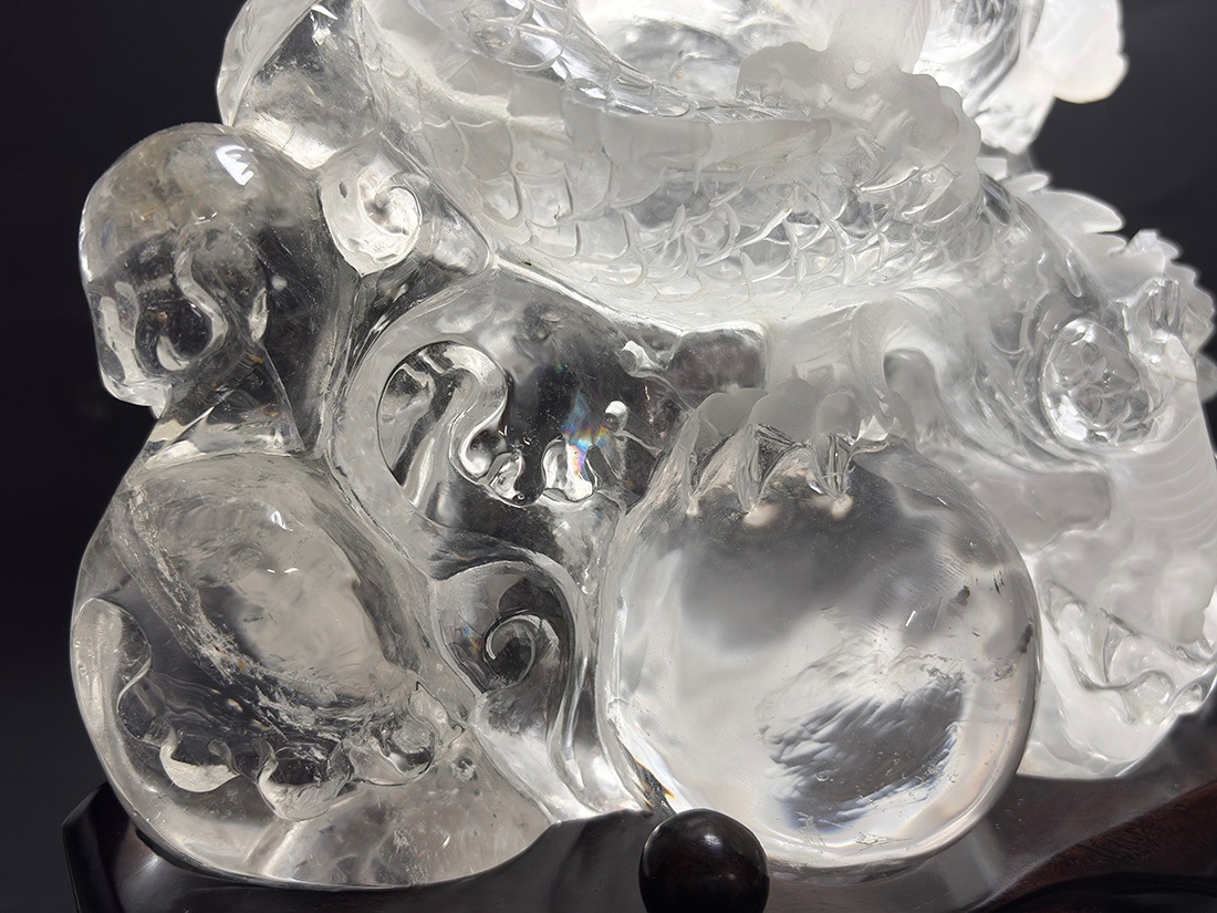 水晶 龍彫刻 (木製台座付き)