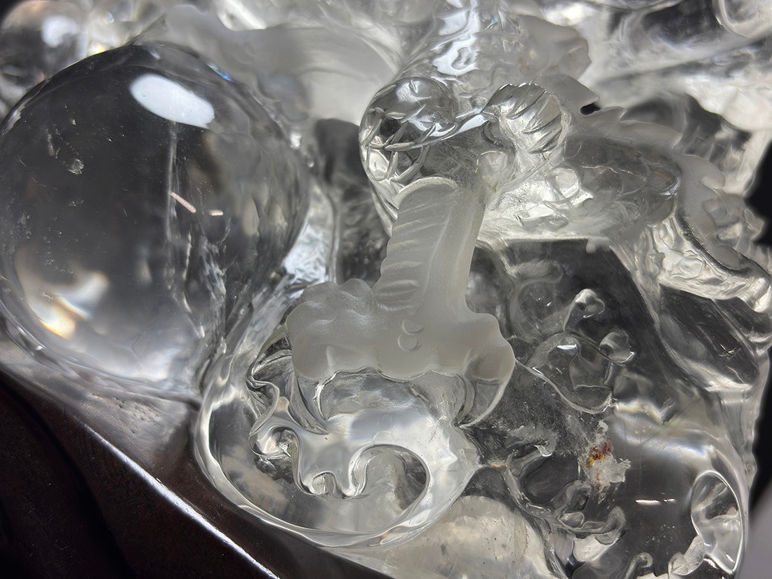 水晶 龍彫刻 (木製台座付き)