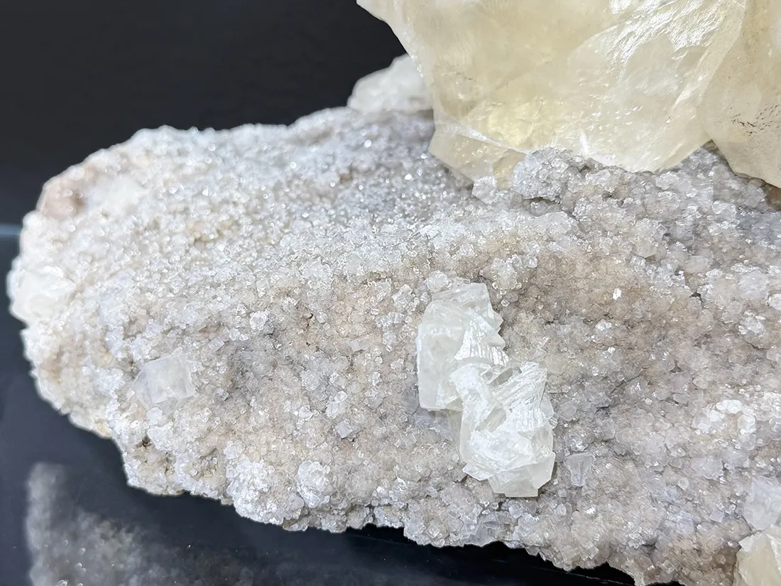 メキシコ産 母岩付きカルサイト / Calcite