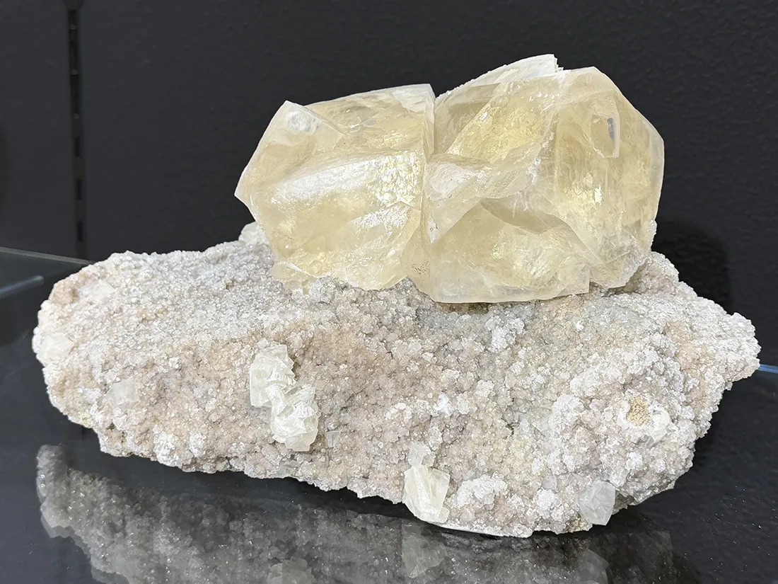 メキシコ産 母岩付きカルサイト / Calcite