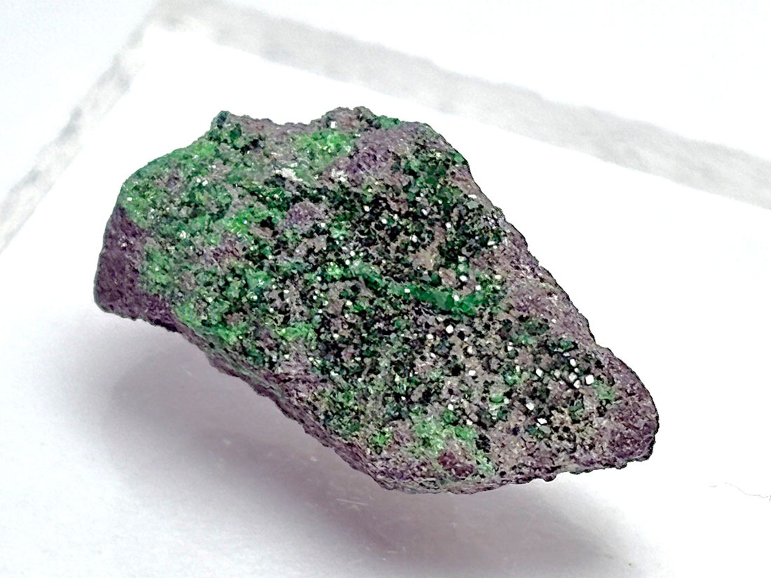 ロシア産 ウバロバイトガーネット ( 灰クロム柘榴石 )/ Uvarovite Garnet