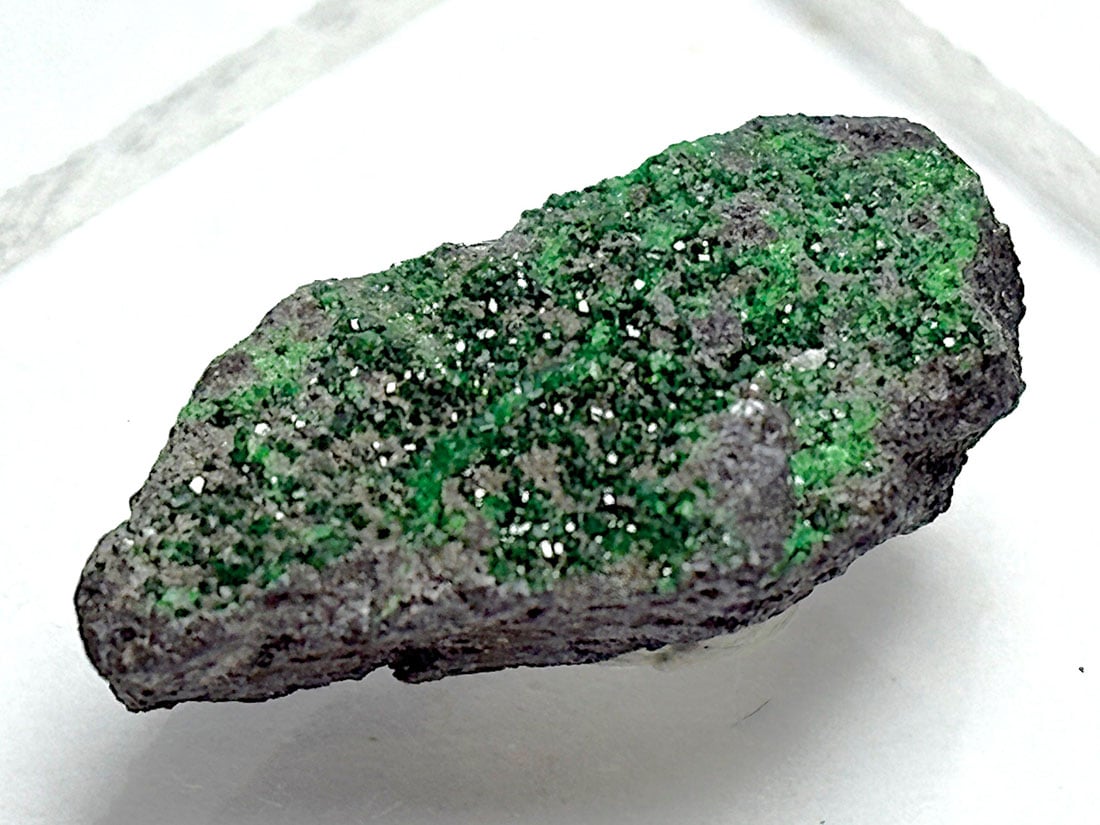 ロシア産 ウバロバイトガーネット ( 灰クロム柘榴石 )/ Uvarovite Garnet