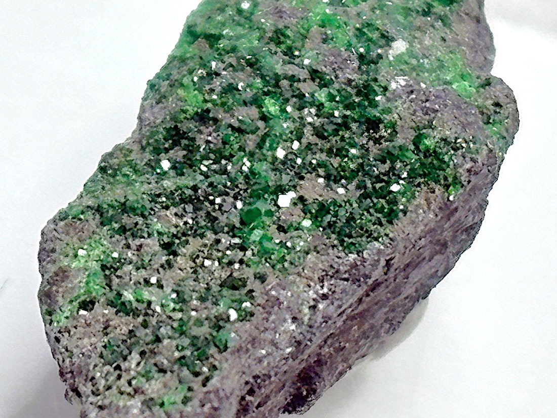 ロシア産 ウバロバイトガーネット ( 灰クロム柘榴石 )/ Uvarovite Garnet