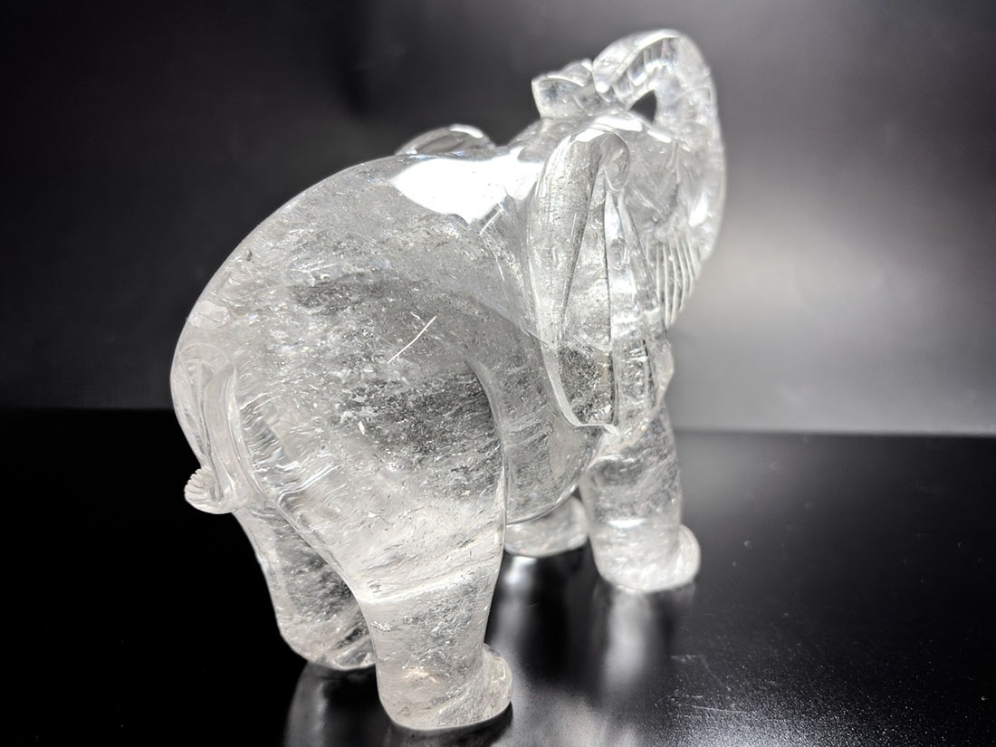 天然水晶 富士山彫刻 雪富士 一点物 手彫り コレクション 天然石 インテリア 水晶 エレファント彫刻