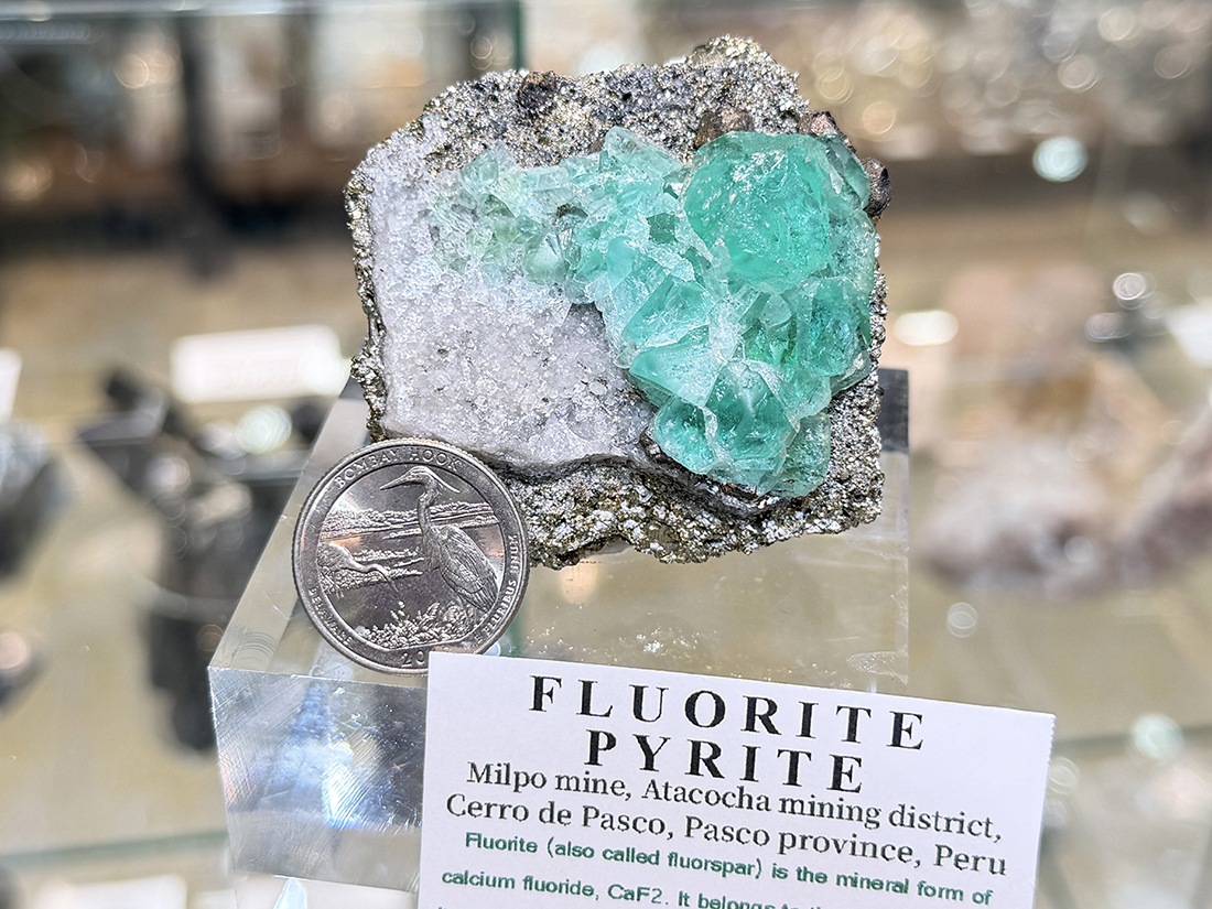 ペルー・ミルポ鉱山産 フローライト＆パイライト / Fluorite＆Pyrite