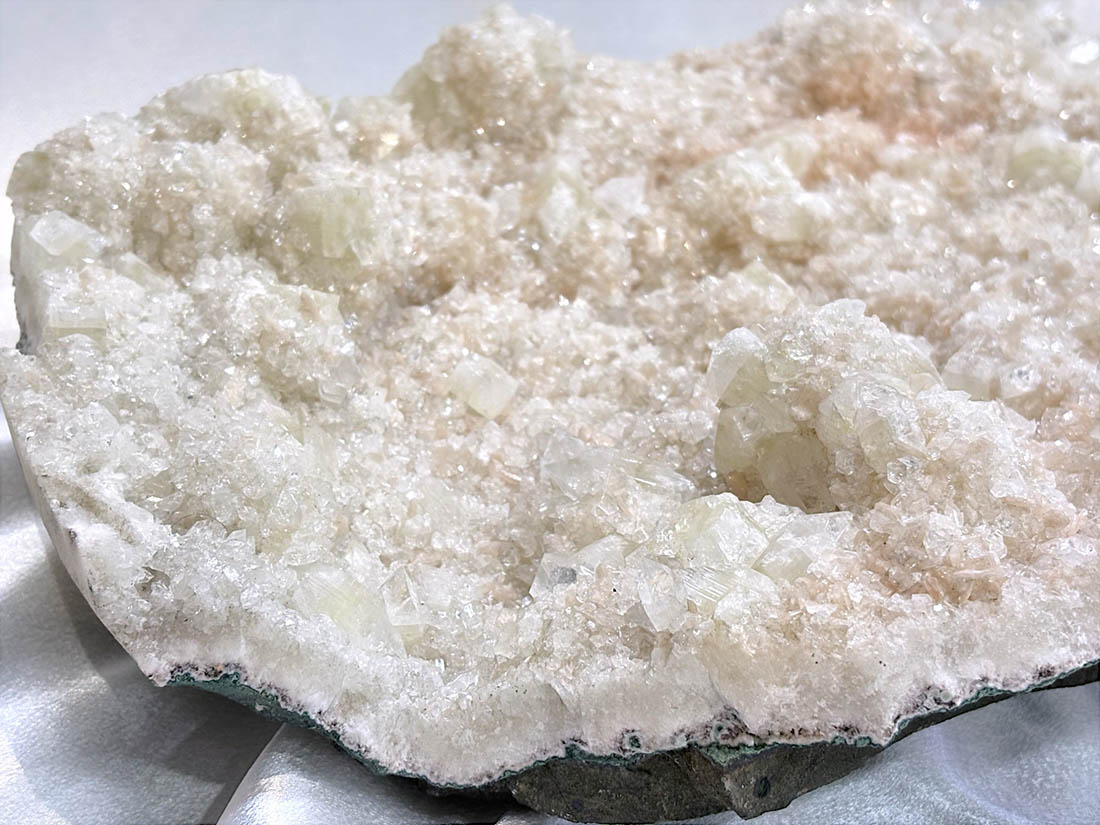 インド産 大型 アポフィライト with スティルバイト クラスター