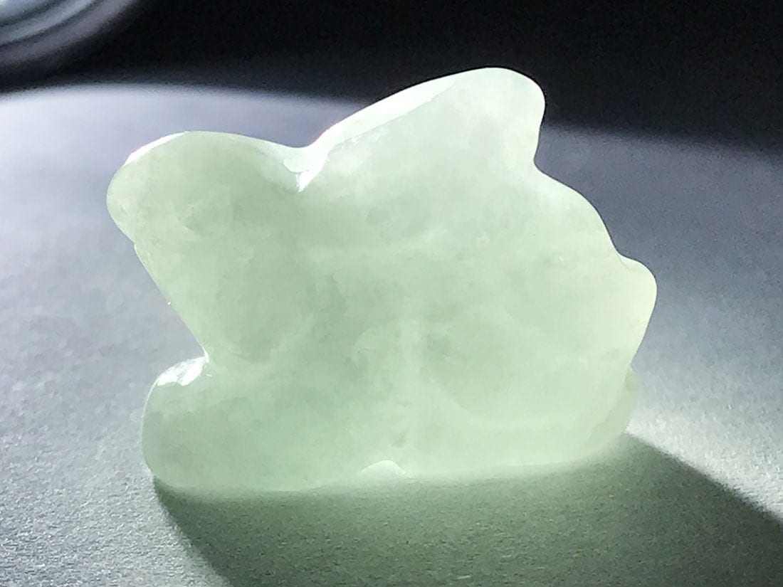 翡翠 うさぎ彫刻