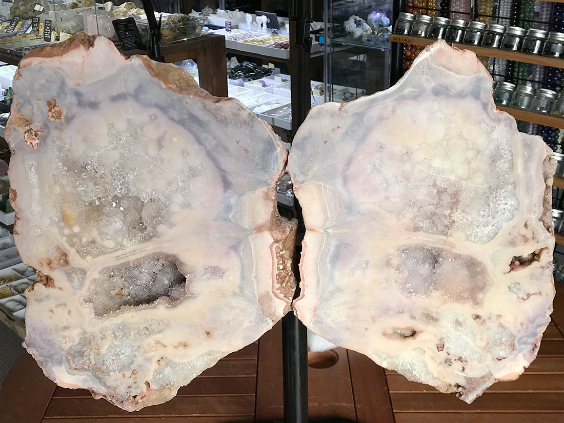 ブラジル産ピンクアメジスト (鉄製台座付き)