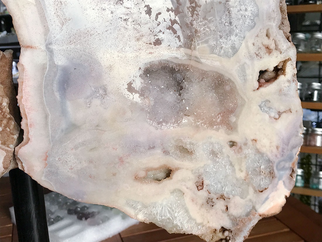 ブラジル産ピンクアメジスト (鉄製台座付き)