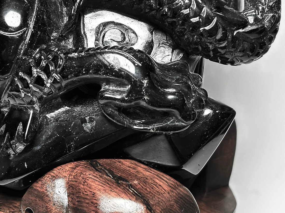 抹香鯨の歯の置物（龍彫刻） 黒台座付き 抹香鯨の歯の置物（龍彫刻） 黒台座付き 抹香鯨の歯の置物（龍