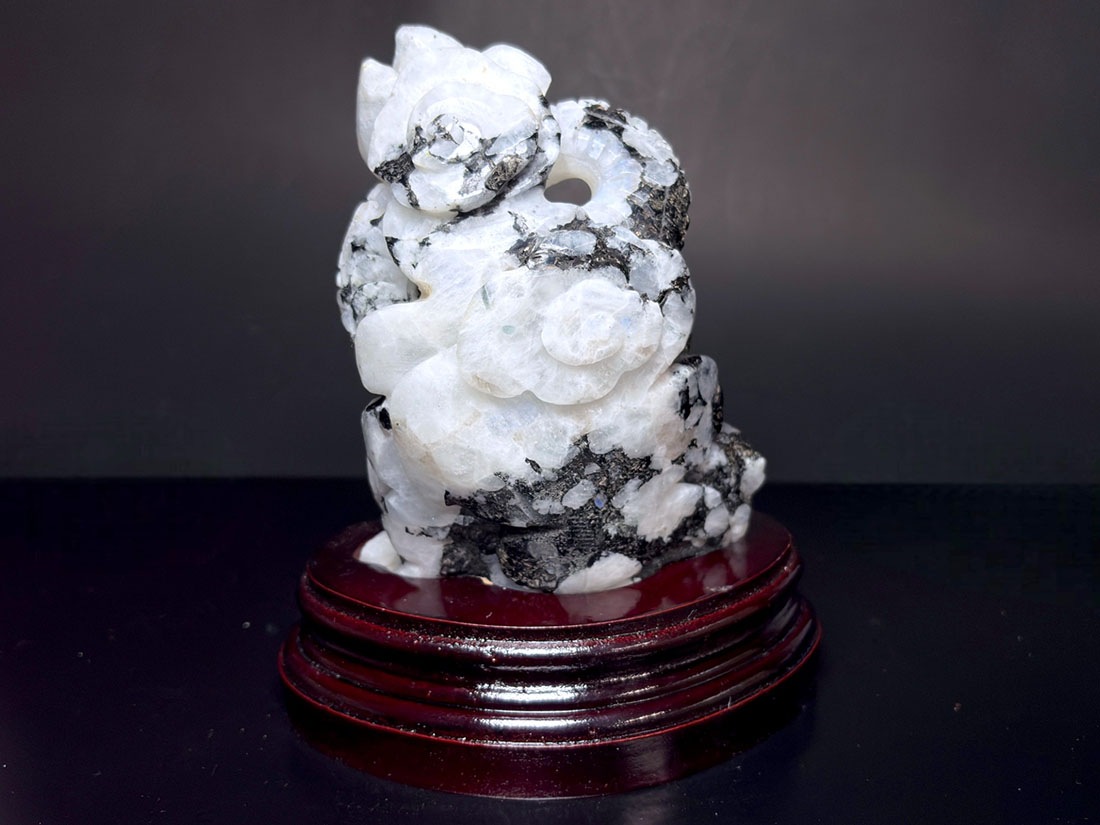 レインボームーンストーン 龍彫刻 /Rainbow Moon Stone