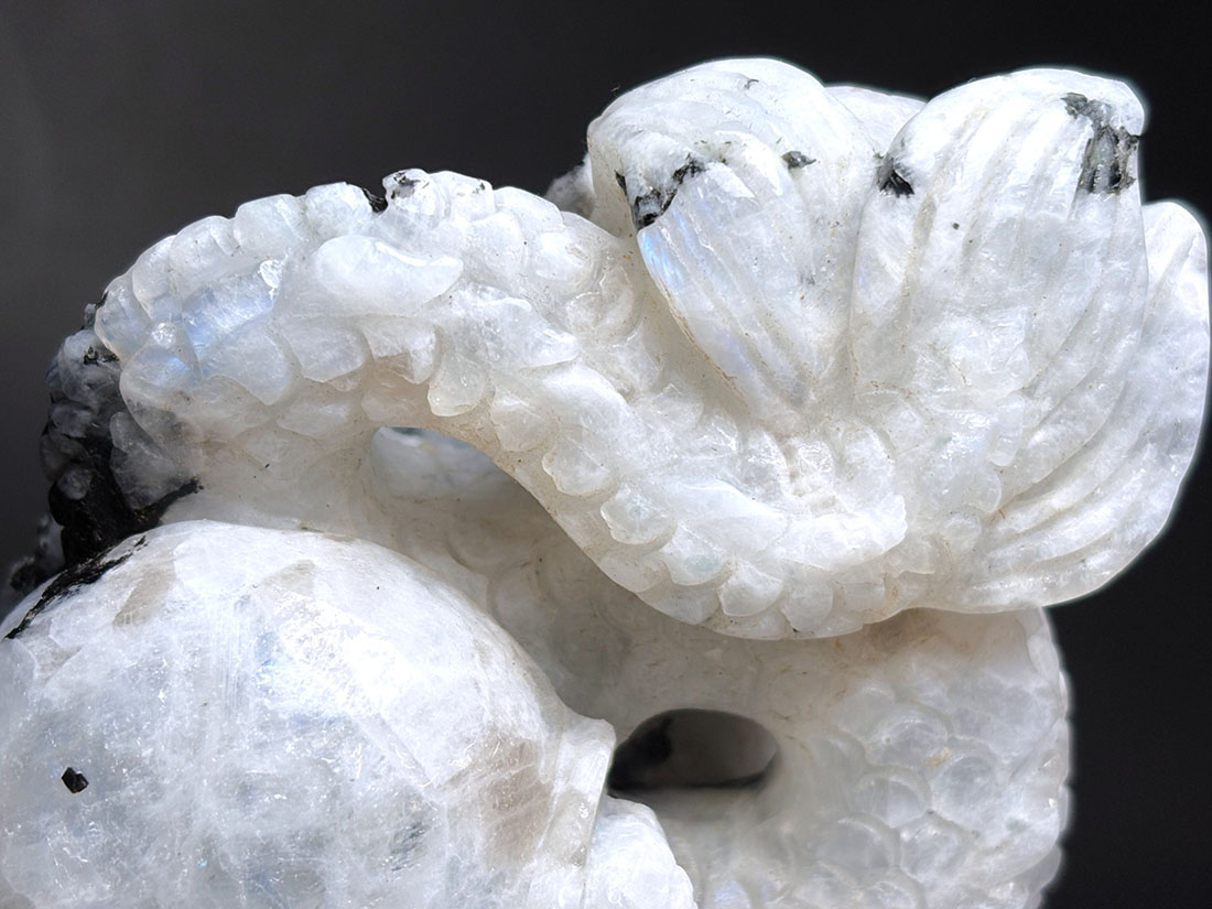 レインボームーンストーン 龍彫刻 /Rainbow Moon Stone