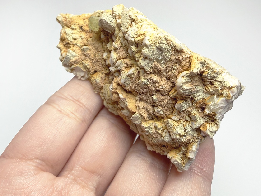 モロッコ産 イエロー アパタイト 母岩付き / Yellow Apatite