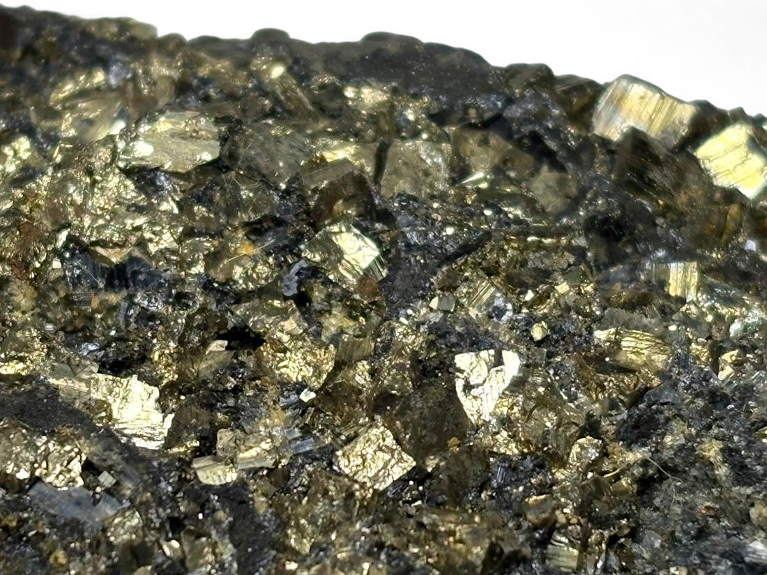 ブラジル産 パイライト on シュンガイト / Pyrite on Shungite