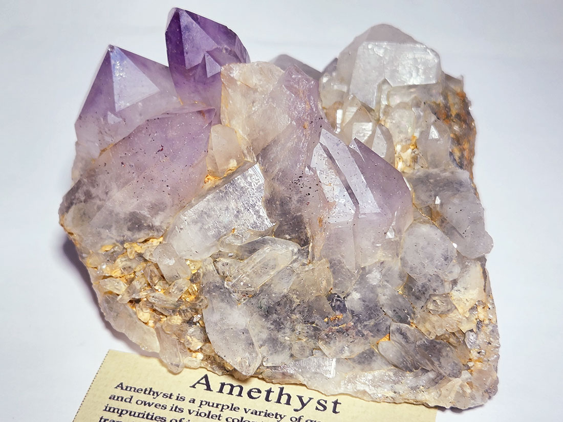 マダガスカル産 レピドクロサイトinアメジスト / Lepidocrocite