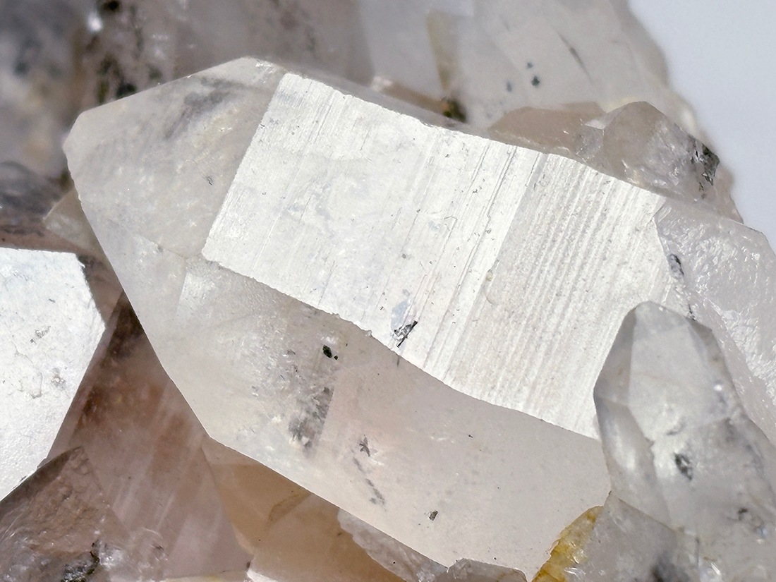 インド・マニカラン産 モリブデナイトインクォーツ / Molybdenite in