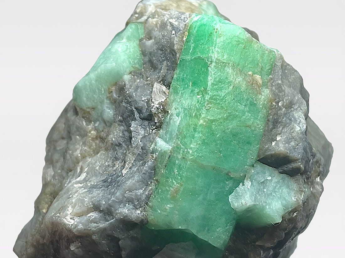 ブラジル産 エメラルド 母岩付き