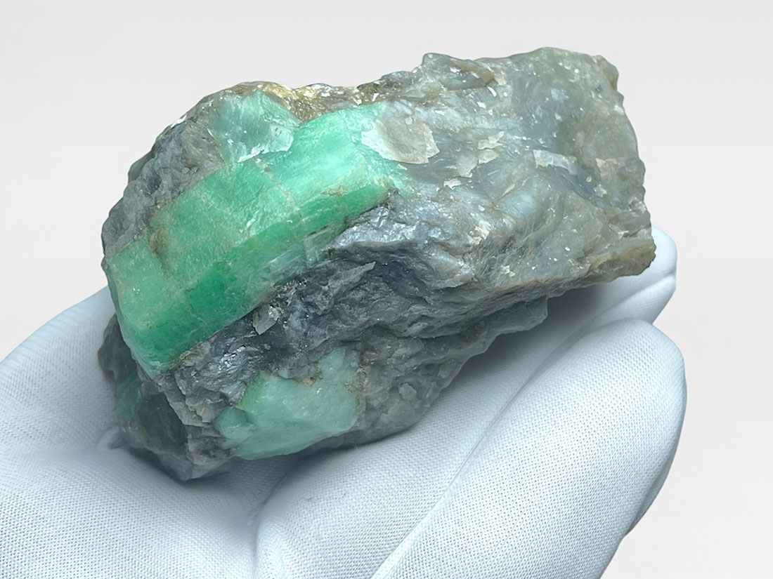 ブラジル産 エメラルド 母岩付き