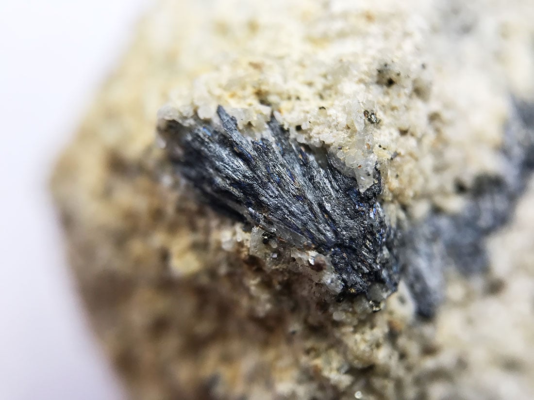 愛知県粟代鉱山産 輝安鉱