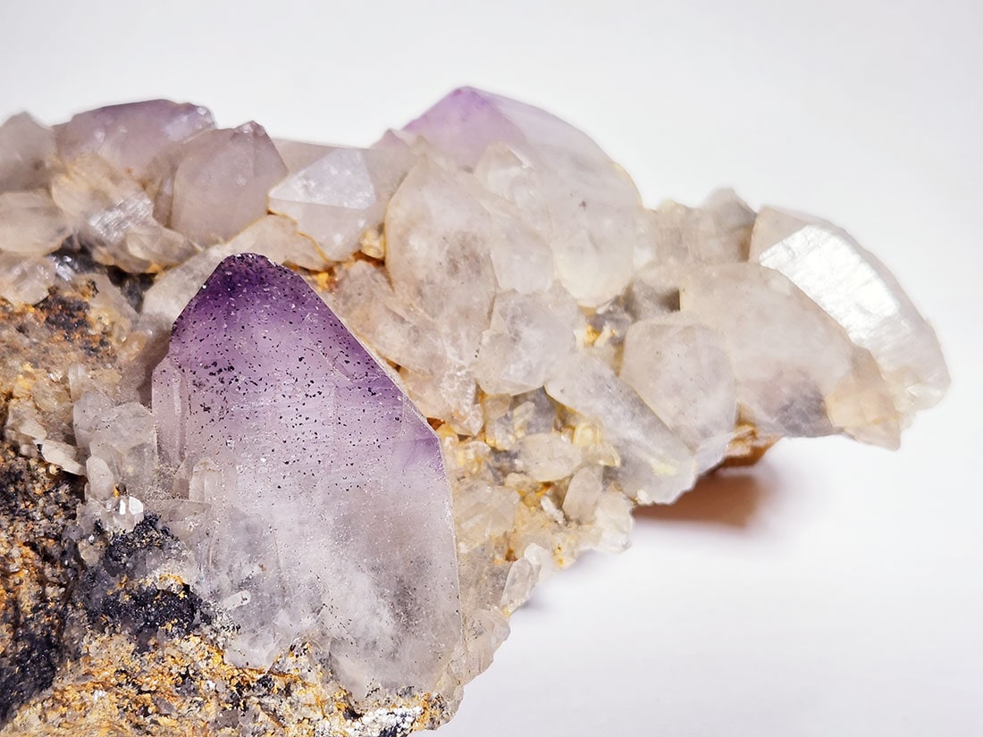 マダガスカル産 レピドクロサイトinアメジスト / Lepidocrocite in