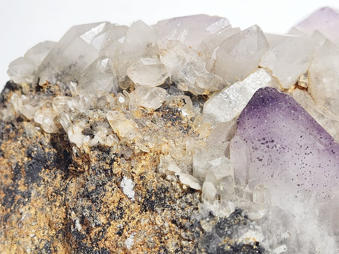 マダガスカル産 レピドクロサイトinアメジスト / Lepidocrocite