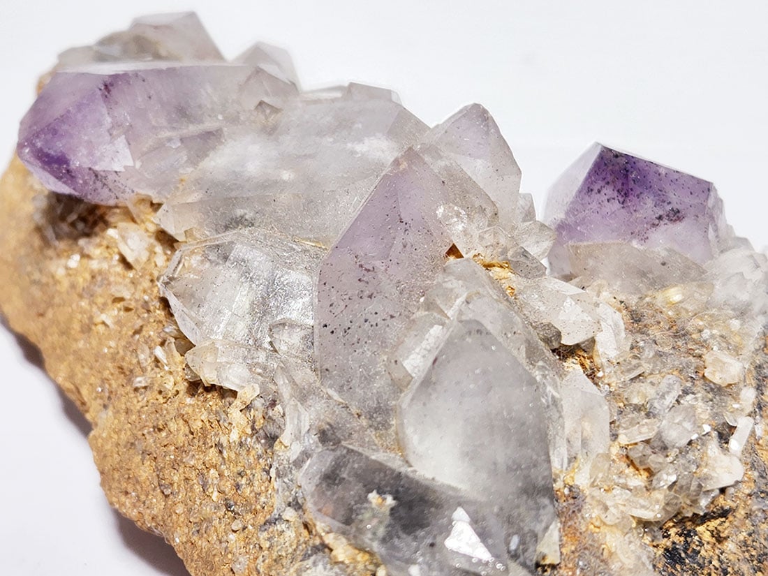 マダガスカル産 レピドクロサイトinアメジスト / Lepidocrocite