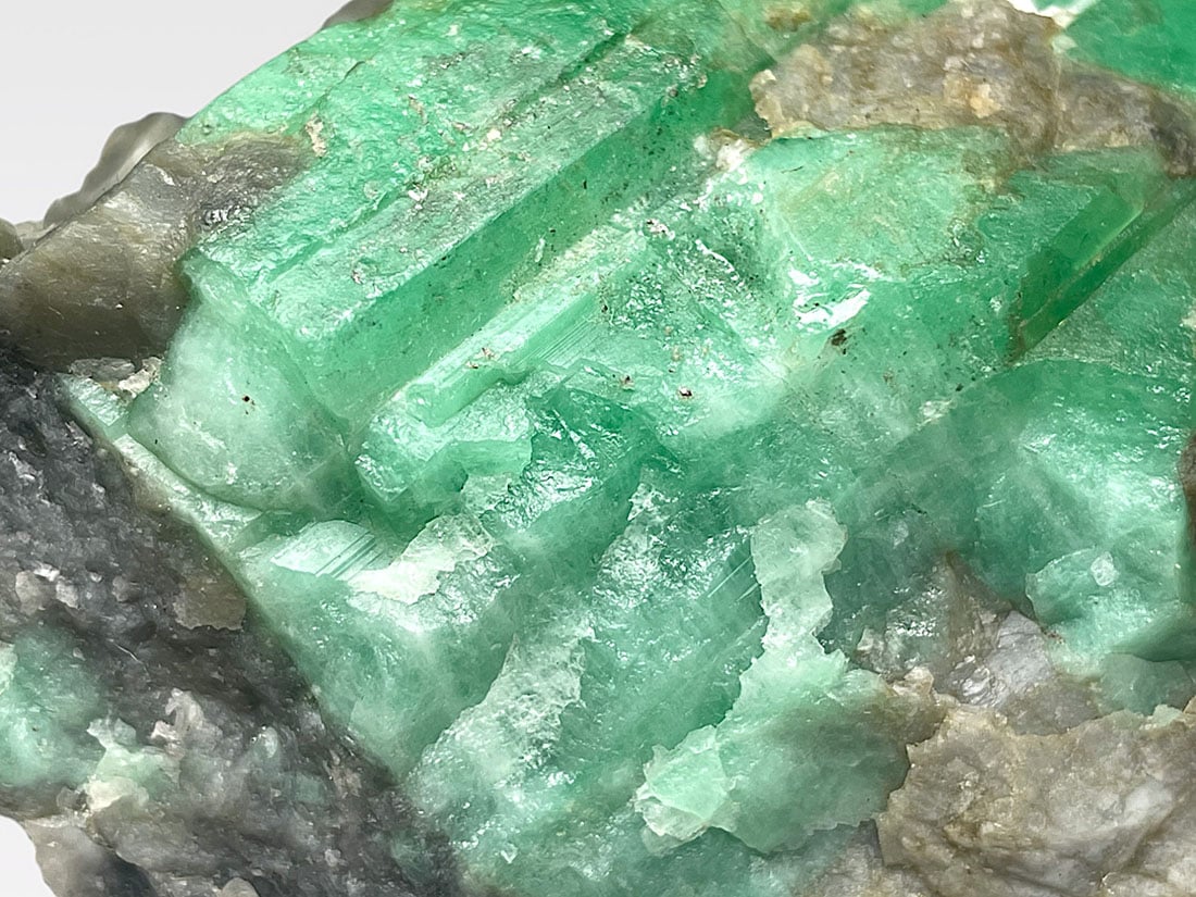 可愛いエメラルド大きめ母岩上標本189g ブラジル産 エメラルド 母岩付き