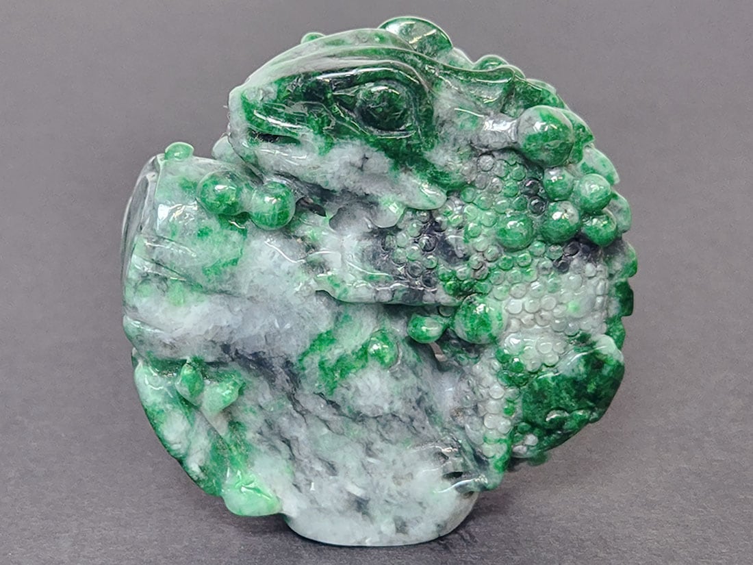 翡翠 トカゲ彫刻