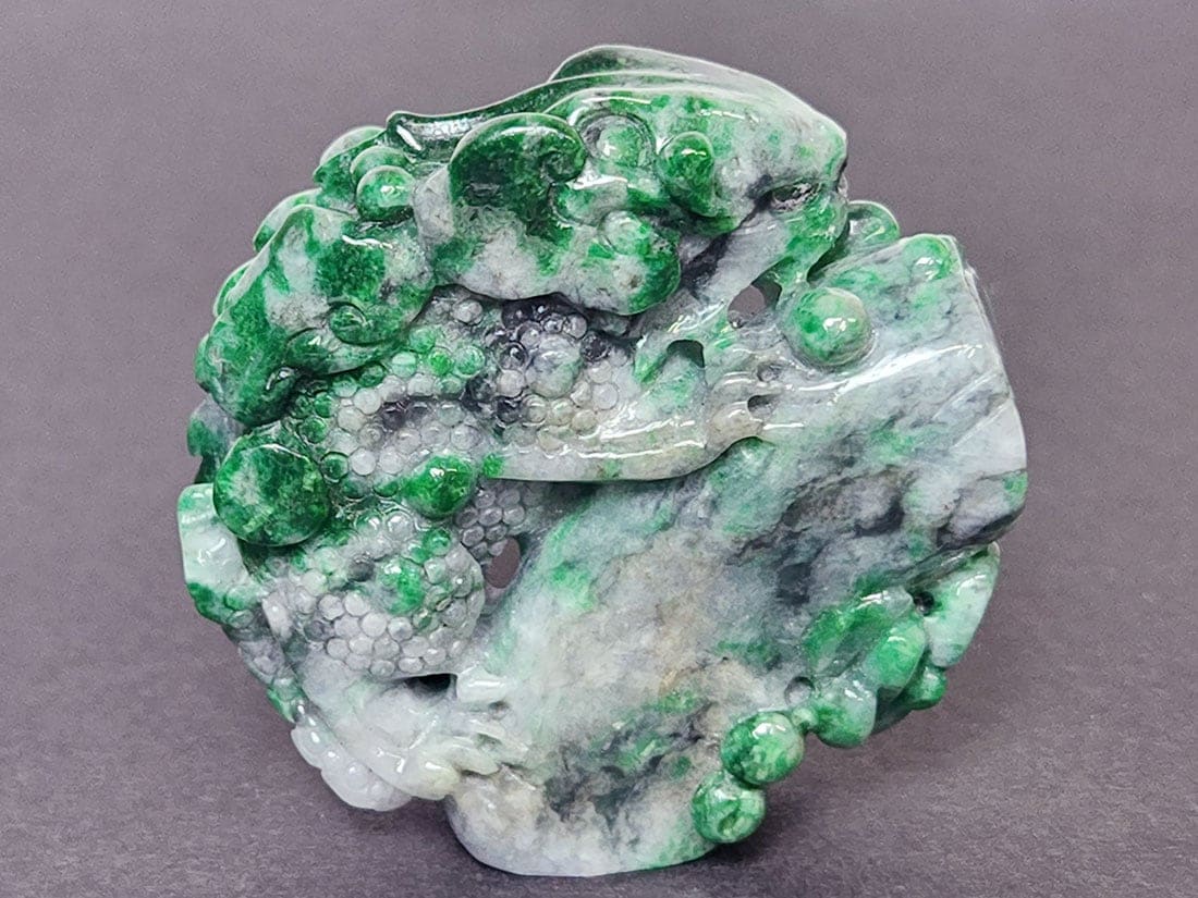 翡翠 トカゲ彫刻