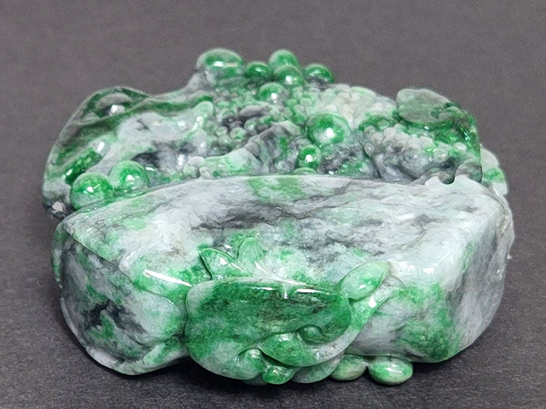 翡翠 トカゲ彫刻