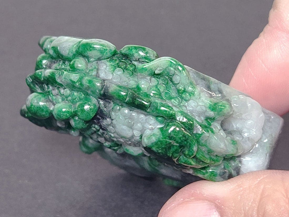 翡翠 トカゲ彫刻