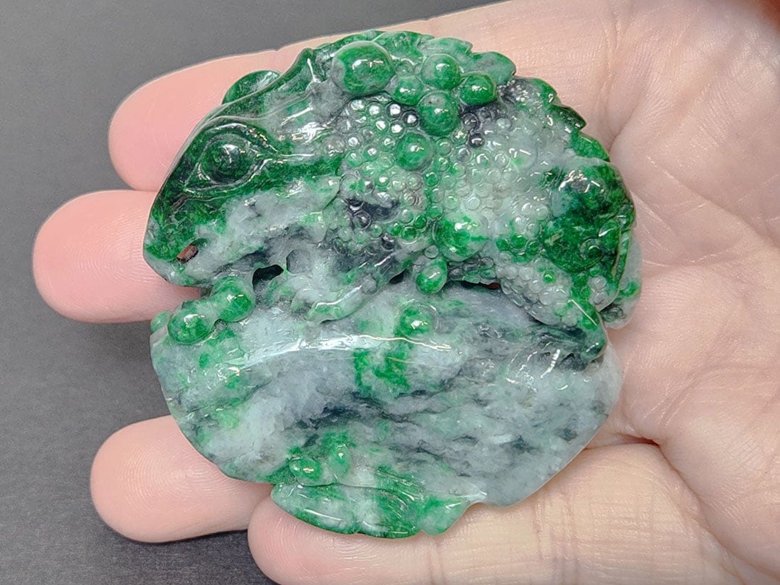 翡翠 トカゲ彫刻