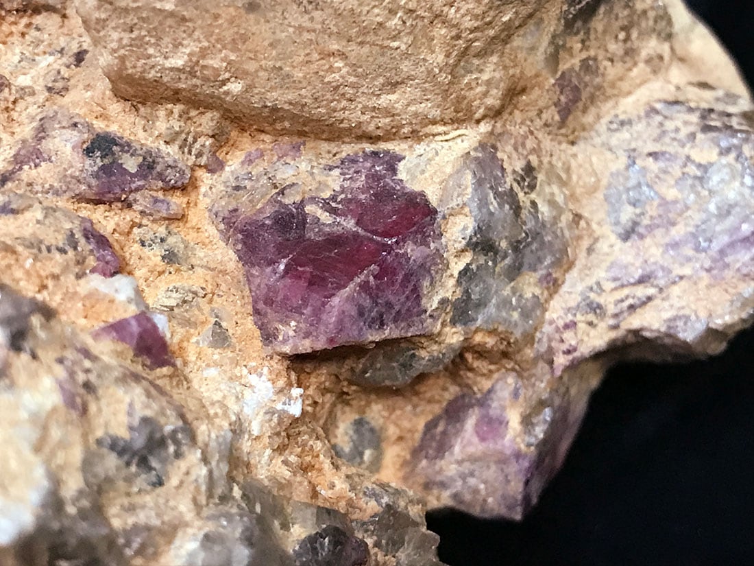 マダガスカル産ツィレーサイト/Tsilaisite (マンガン電気石)