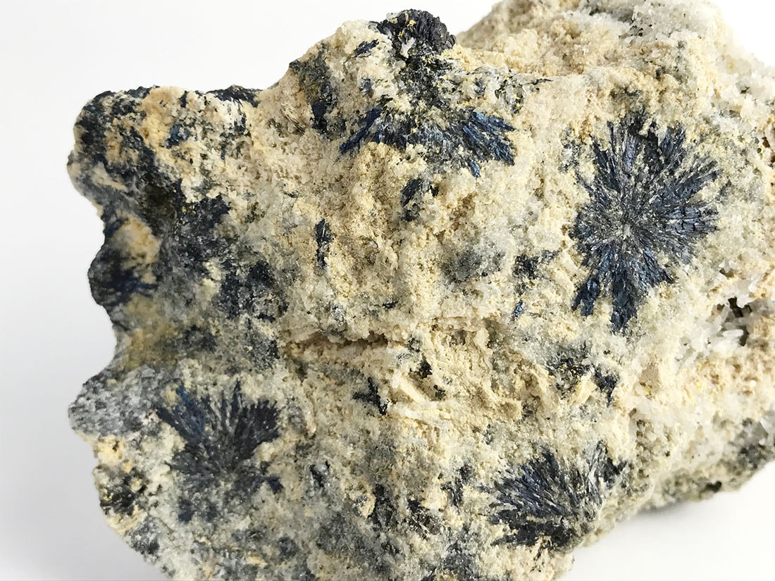 輝安鉱の黒鉱 輝安鉱 - Wikipedia