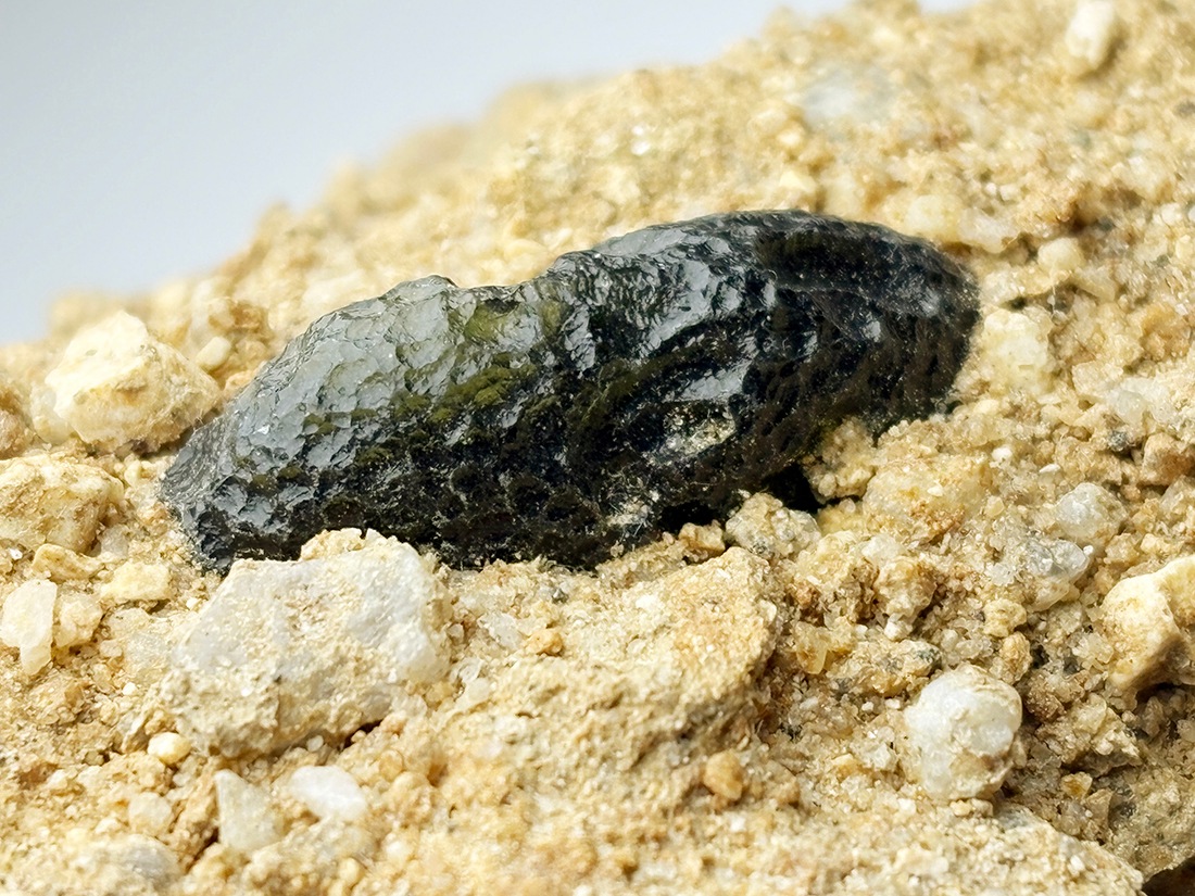 【希少 ラベル付き】モルダバイト Moldavite テクタイト 重さ約3g レア】チェコ産 母岩付きモルダバイト / Moldavite
