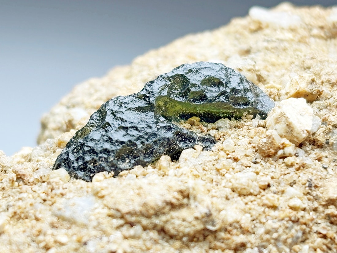 レア】チェコ産 母岩付きモルダバイト / Moldavite