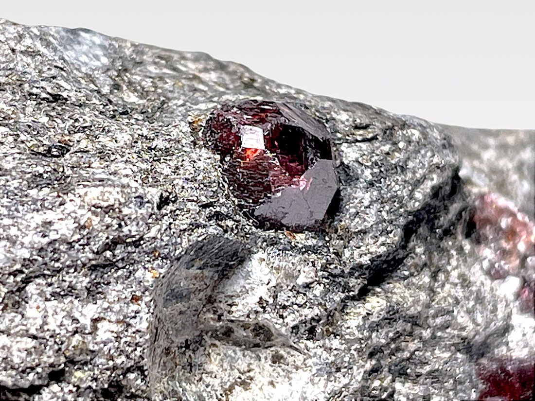 アメリカ アラスカ州産 アルマンディンガーネット 母岩付き