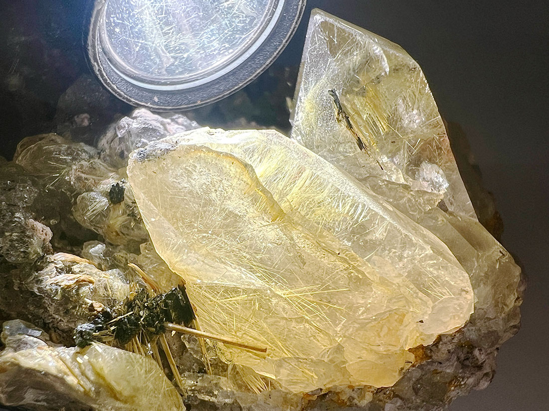 ブラジル産 天然ガーデンルチル プラチナルチル入り 木台付き 【公式通販】