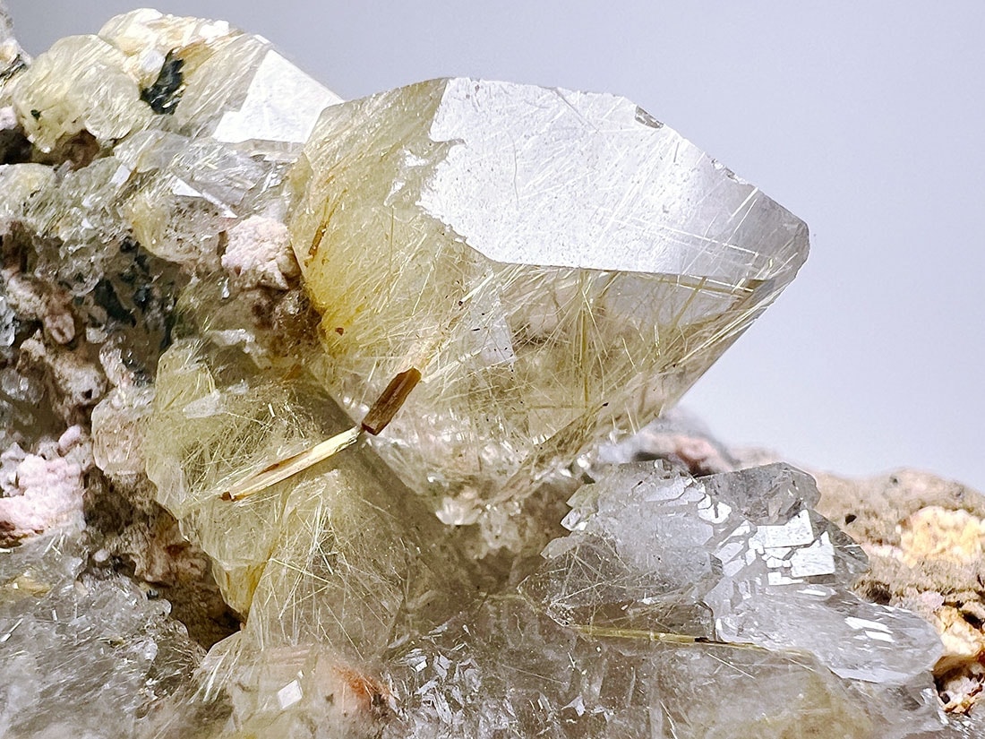 ブラジル産❣️天然石ルチルクォーツ共生水晶のクラスター　置物NO.062714 ブラジル産❣️天然石ルチルクォーツ共生水晶のクラスター 置物