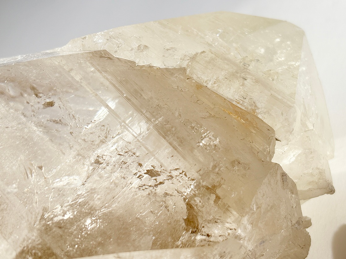 インド・パルギ鉱山産 ヒマラヤルチルクォーツ ( 金鉱石入り水晶