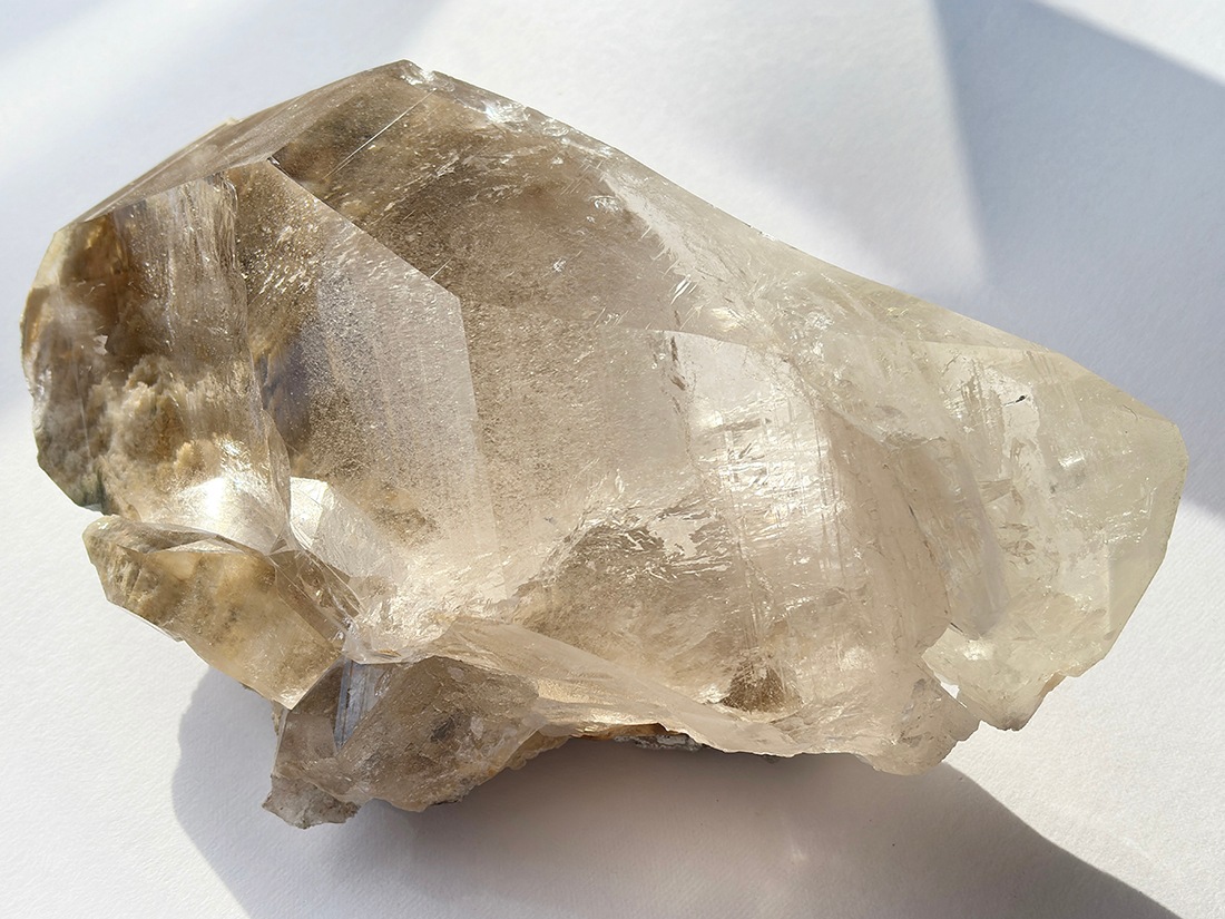インド・パルギ鉱山産 ヒマラヤルチルクォーツ ( 金鉱石入り水晶