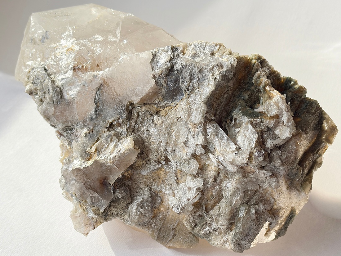 インド・パルギ鉱山産 ヒマラヤルチルクォーツ ( 金鉱石入り水晶