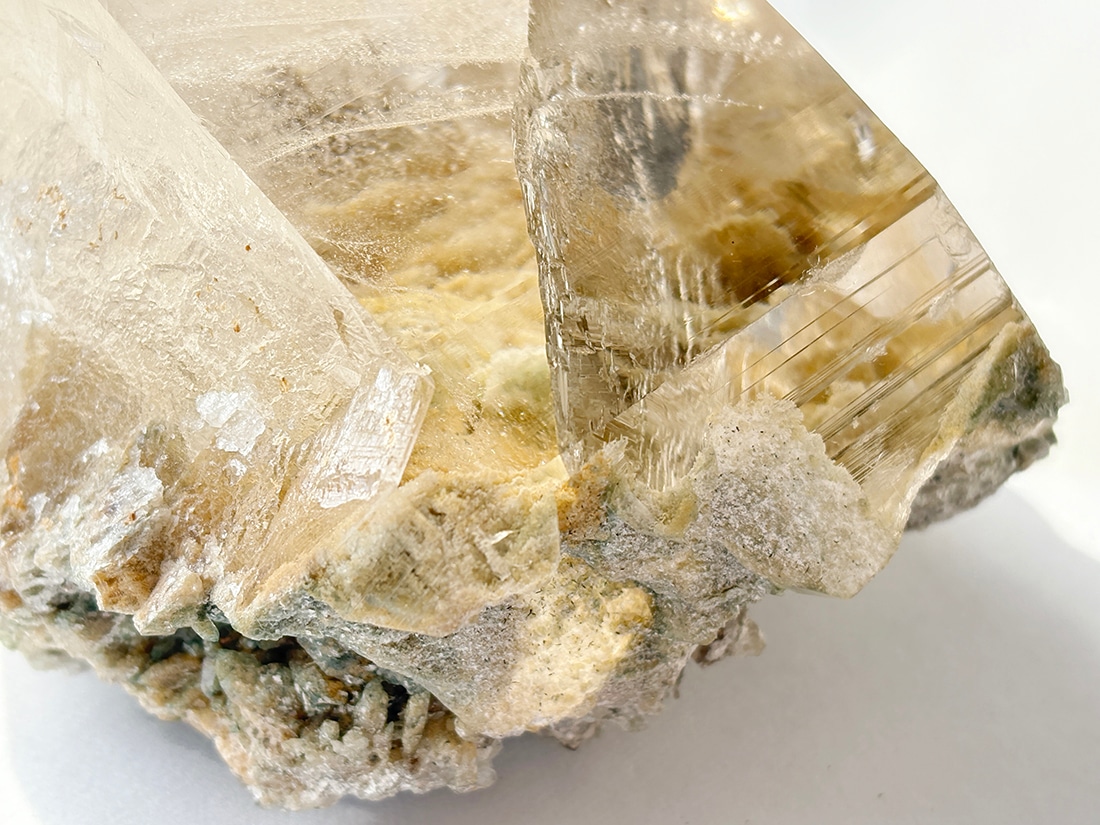 インド・パルギ鉱山産 ヒマラヤルチルクォーツ ( 金鉱石入り水晶