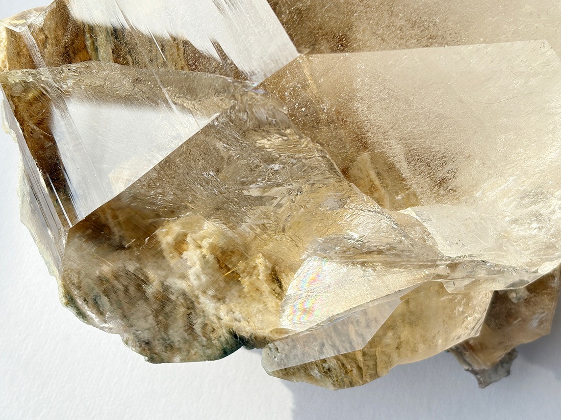 インド・パルギ鉱山産 ヒマラヤルチルクォーツ ( 金鉱石入り水晶